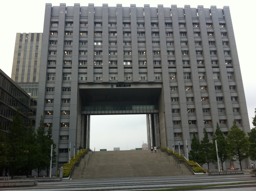 この凱旋門のような建物は芝浦工業大学豊洲キャンパスです。