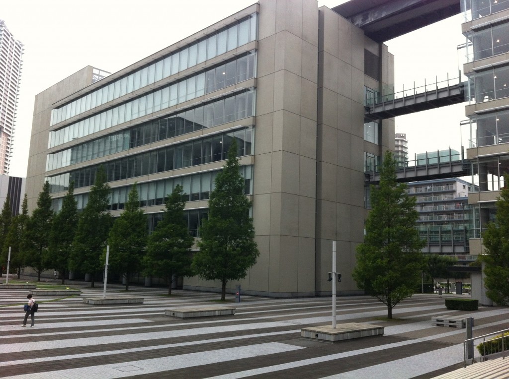 豊洲キャンパスは建物は免震構造になっています。