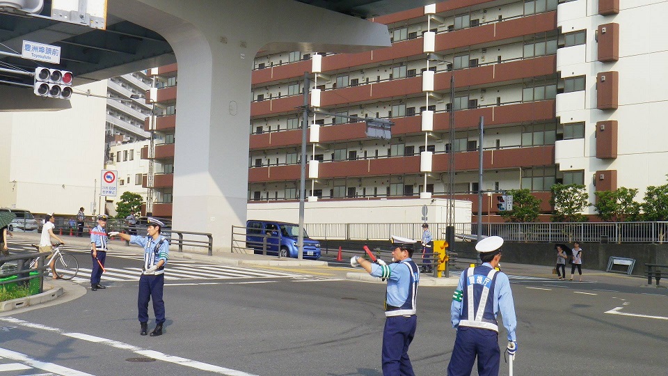 東京湾大華火祭、豊洲埠頭前交差点では15：00〜車の交通規制が開始。