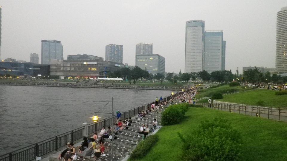 東京湾大華火祭、　豊洲公園周辺の観覧席にはイスに座る人の姿が。