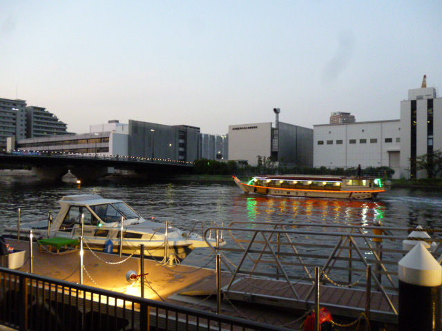 芝浦工大横の船着き場で水彩まつりが開催されました。