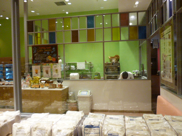 ららぽーと豊洲冨澤商店の店内ではガラス越しにお菓子作りが見えます。