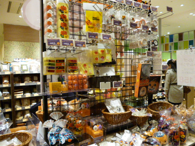 ららぽーと豊洲の冨澤商店にはハロウィングッズが豊富です。
