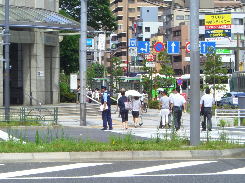 豊洲駅前でパトロールする警察官
