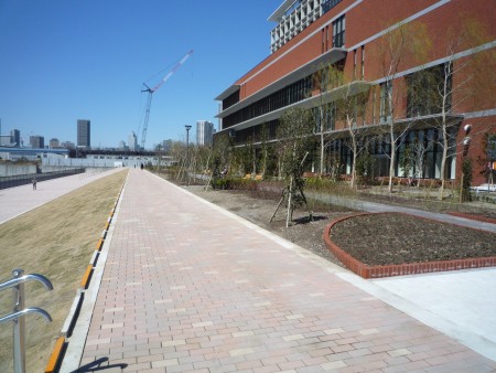 運河側の遊歩道